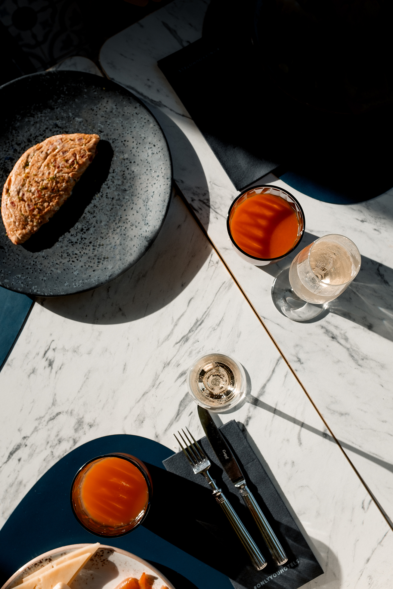 Ontbijt fotografie. gedekte tafel met drankjes en gerechten
